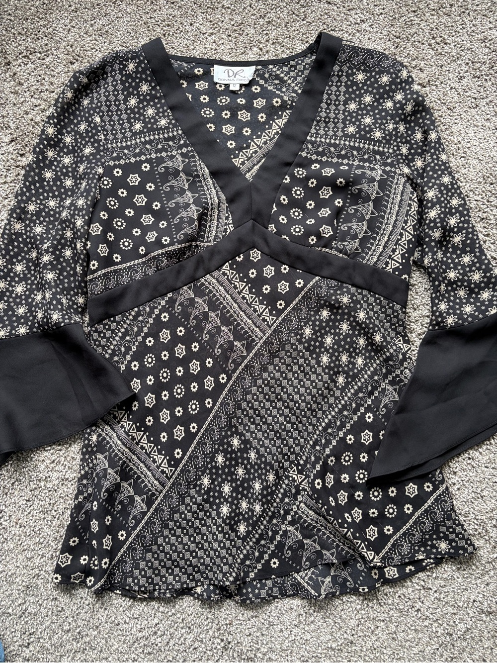 Donna Ricco Black and Cream Printed V-Neck Blouse